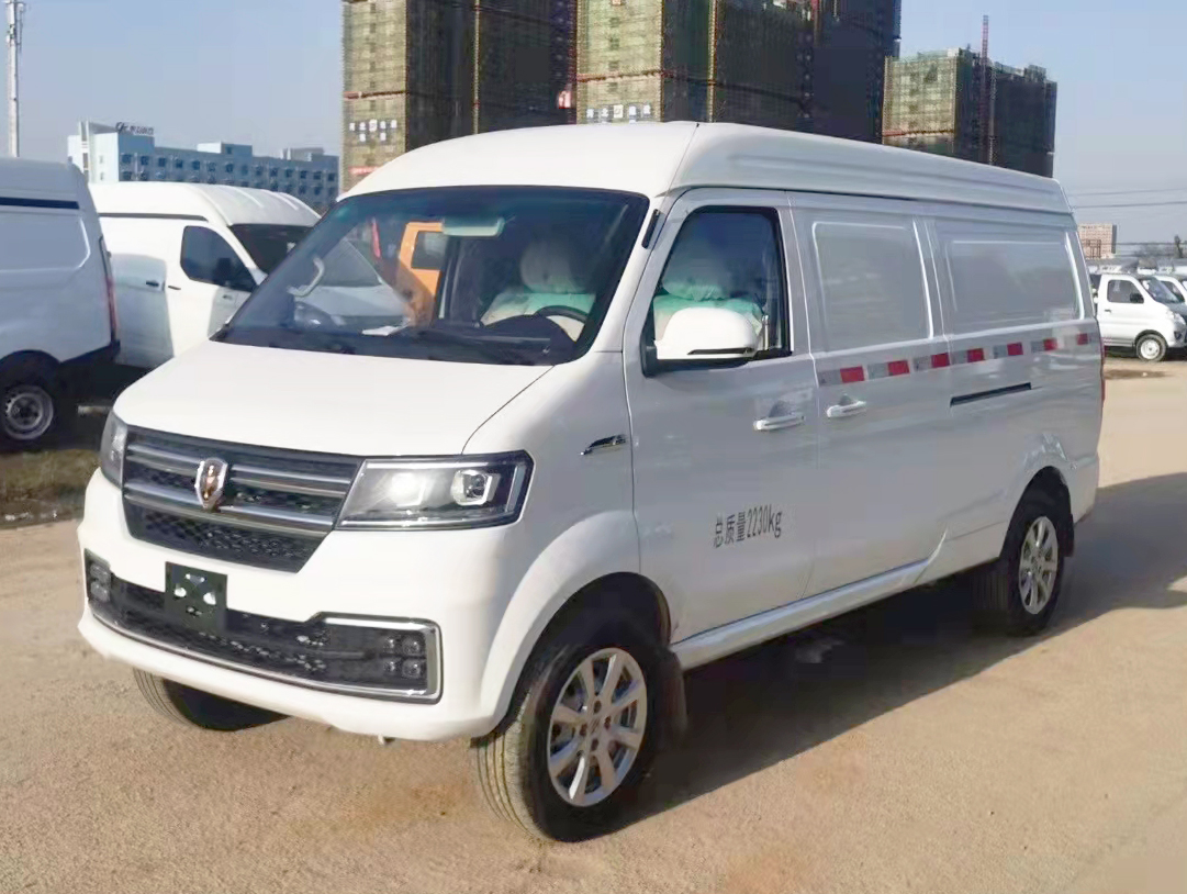 國(guó)六金杯面包冷藏車(chē)